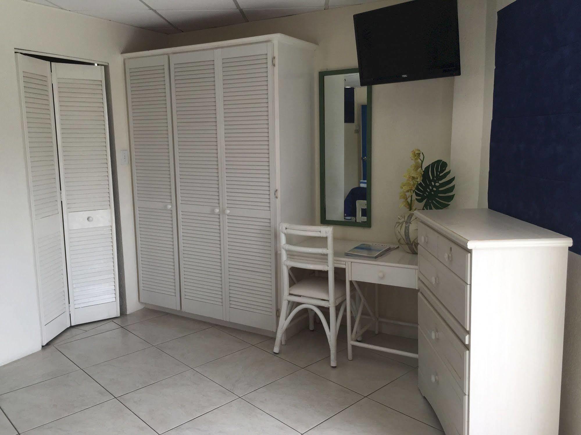 Southern Surf Beach Apartments Rockley エクステリア 写真