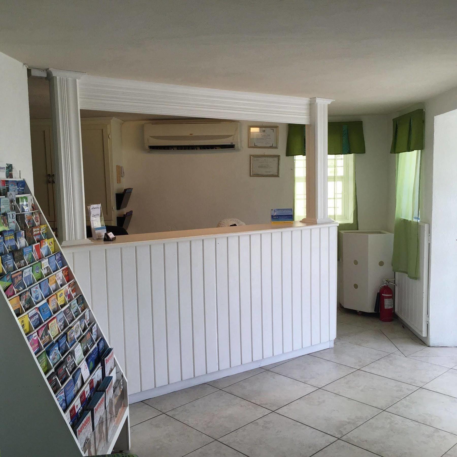 Southern Surf Beach Apartments Rockley エクステリア 写真